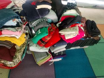 Mucha Ropa Usada Y Algunas Nuevas En Venta.