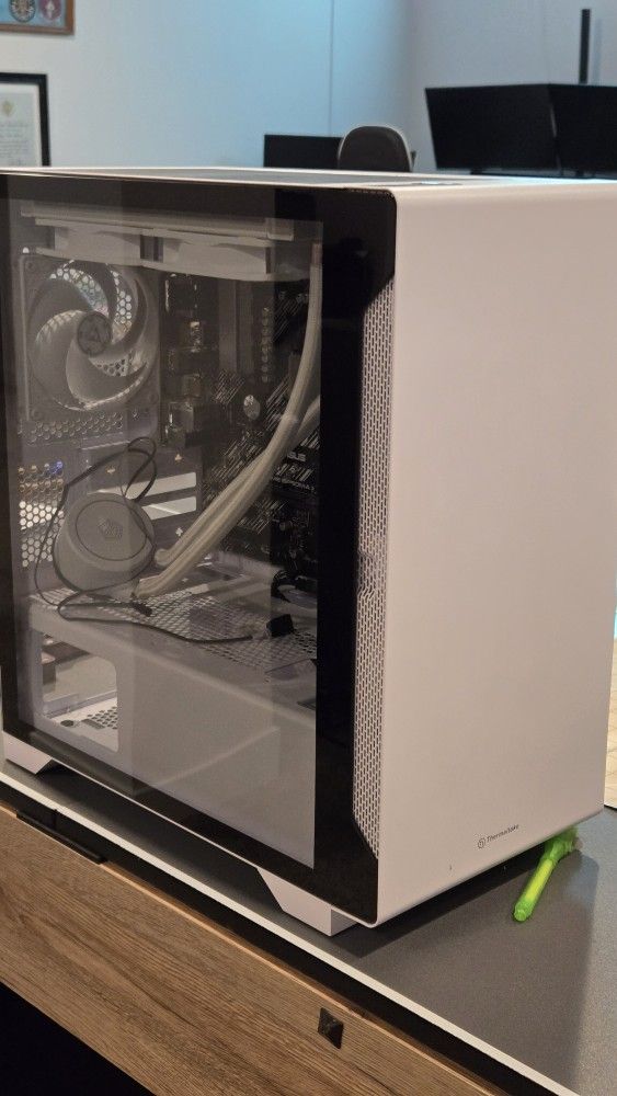 Thermaltake All White PC Case 
