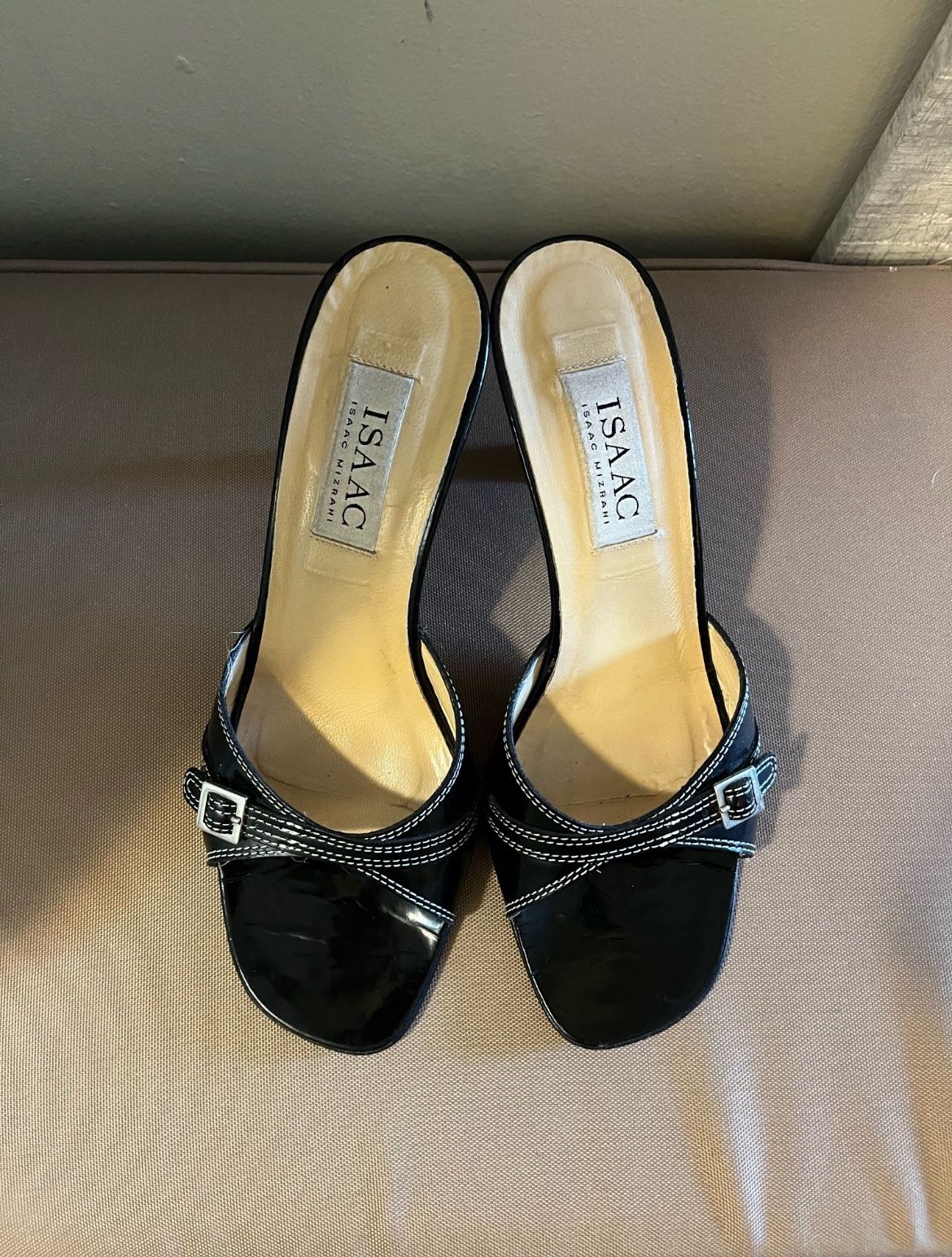 Isaac Mizrahi Leather Sandals Shoes Black-size 8(fits like 7.5) (Pick up🛒 In Bellevue) *Check out my Other Posts 🎁