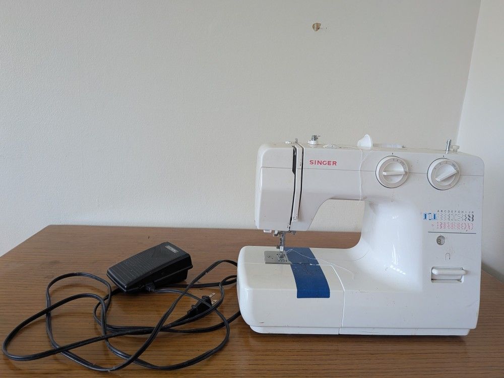 Singer Sewing Machine (Fully Working) + Pedal & Cord