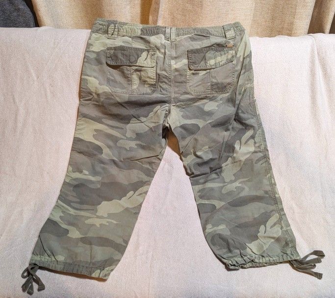 Abercrombie & Fitch - Y2K Capri Paratrooper Pants - Women's 10