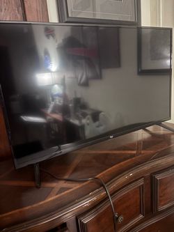 Like New! Amazon Fire TV 2-Series 40" Smart TV (With Remote)