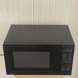 🔥 Magic Chef 0.7 cu. ft. 700-Watt Countertop Microwave – Black