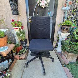 AMQ OFFICE CHAIR.