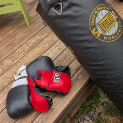 Everlast Heavy Bag Comes w/ 2 pairs Gloves