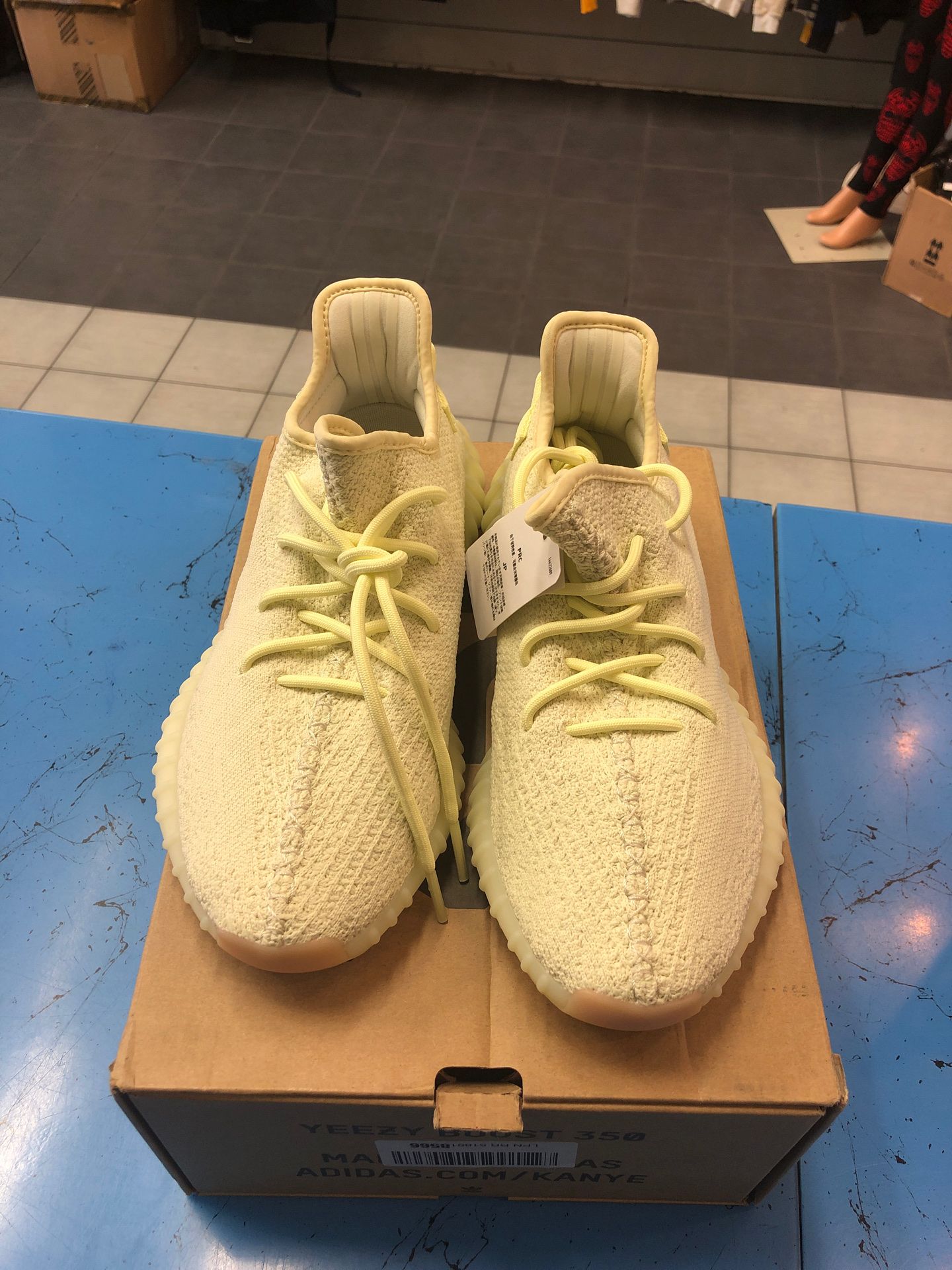 Yeez boots 350 V2 size 9