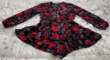 Black and red floral V-neck balloon sleeve tie on the back romper, size 2XL plus