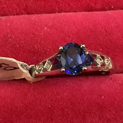 10kt gold blue sapphire and diamond ring