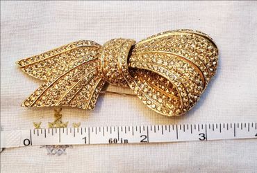 Signed Ciner Vintage Ribbon Brooch