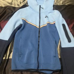 NIKE TECH , GREAT CONDITION, NO RIPS OR HOLES. A STEAL FOR THE PRICE