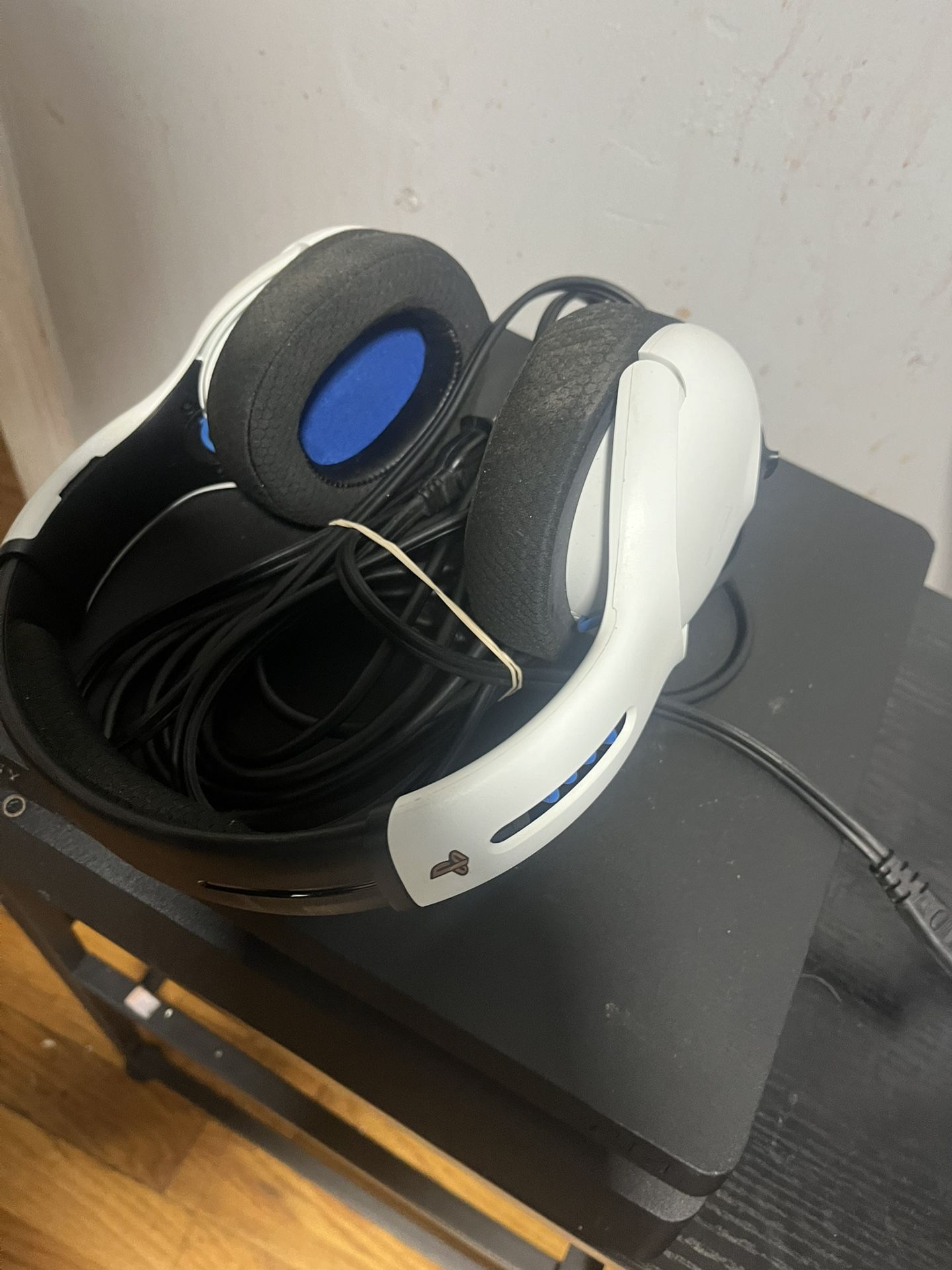 ps4 slim (no controller w headset)