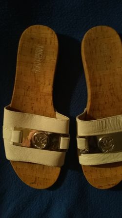 Mk sandels they are a woman's size 8