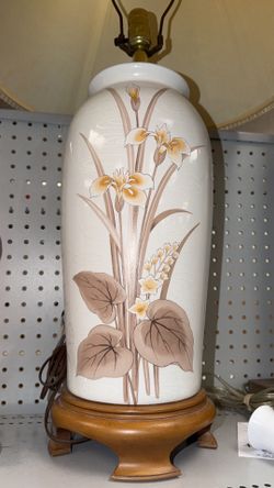 Vintage Floral Hand Decorated Ming Style Asian Oriental Vase Urn Table Lamp.