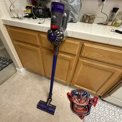 Dyson vacuum Battery powered 