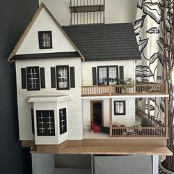  Doll House 