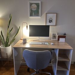 Modern Desk With Lots Of Storage! 