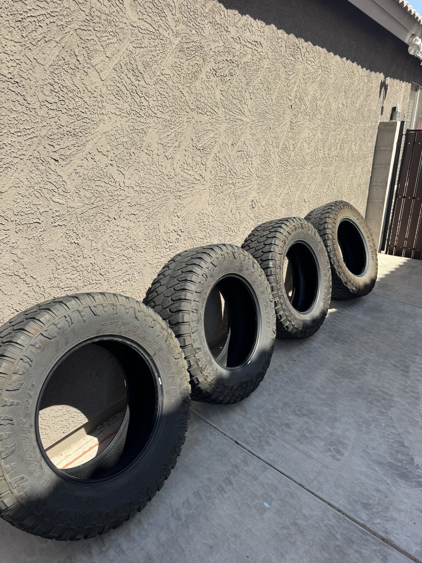37x12.5xr20 Tires