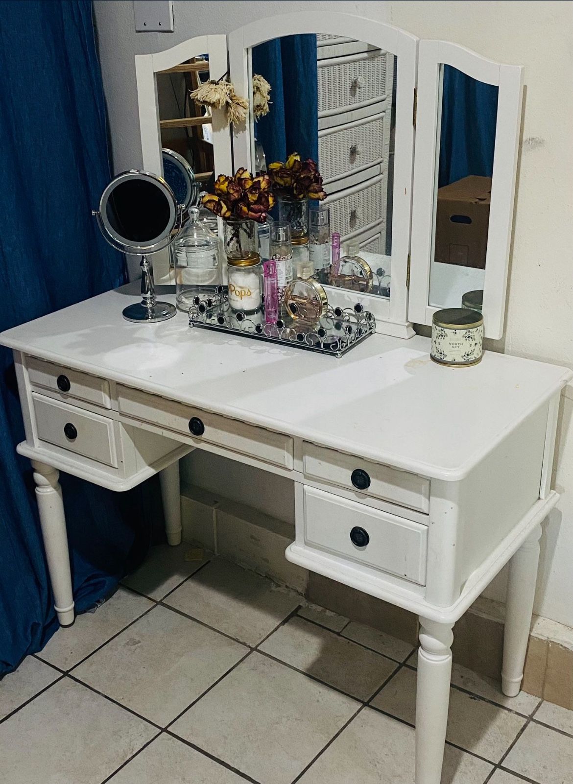 Makeup Vanity /No Stool