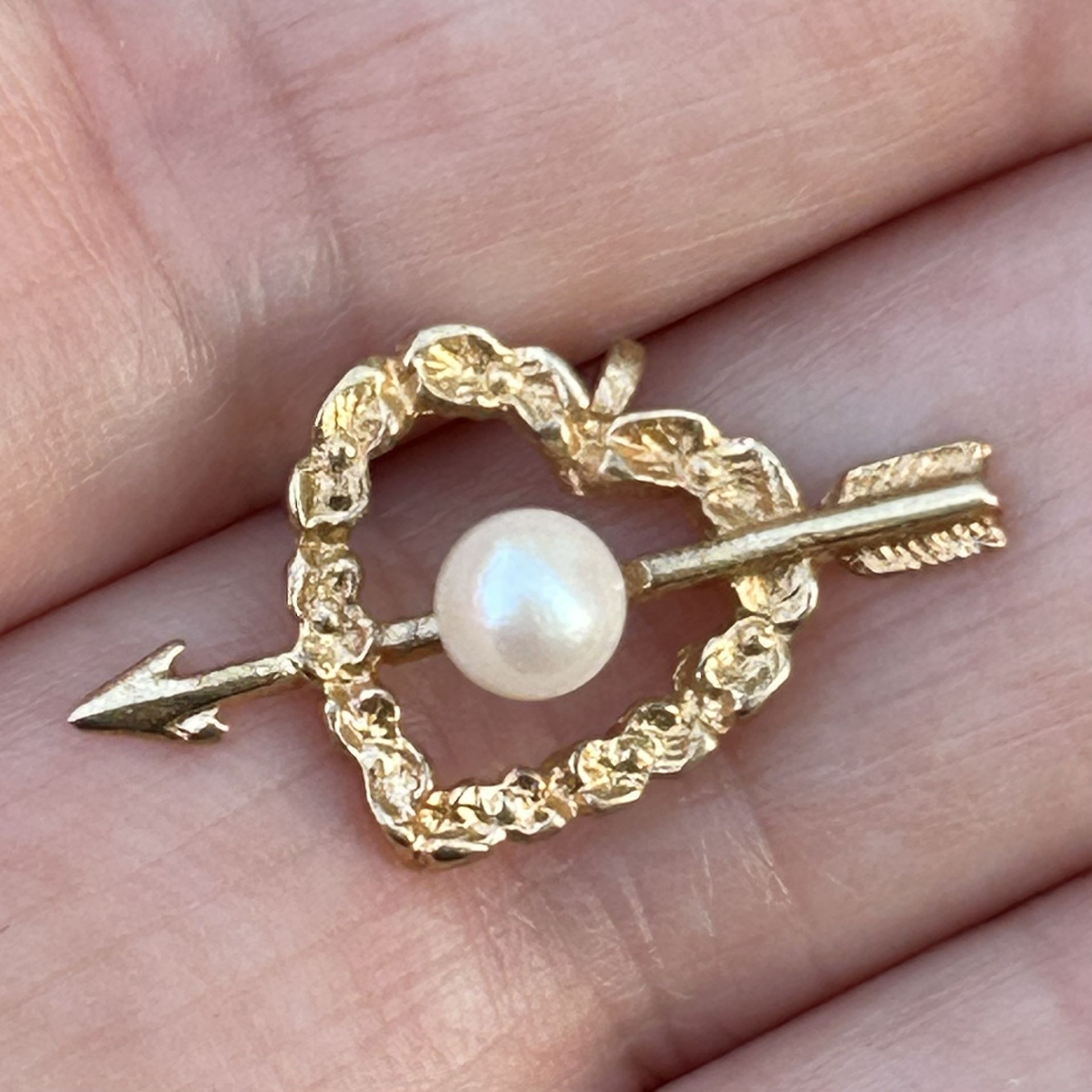 Vintage 14k yellow gold real pearl heart arrow miniature dainty pendant jewelry 1.3 grams Stamped
