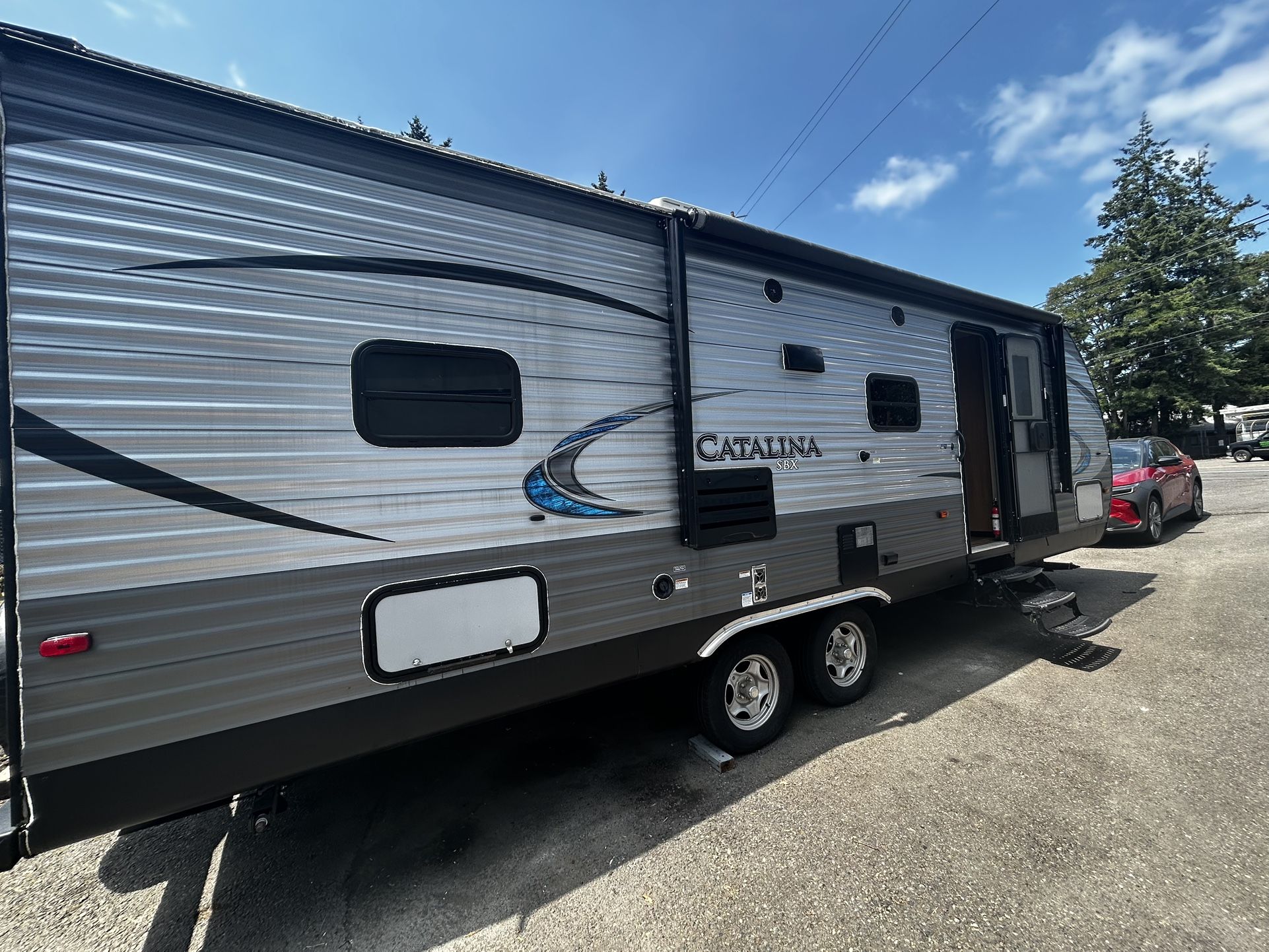2019 coachman 27ft slide out queen bed excellent condition
