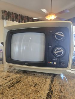 Vintage 1979 9 Inch Color 110 Or 12volt Tv