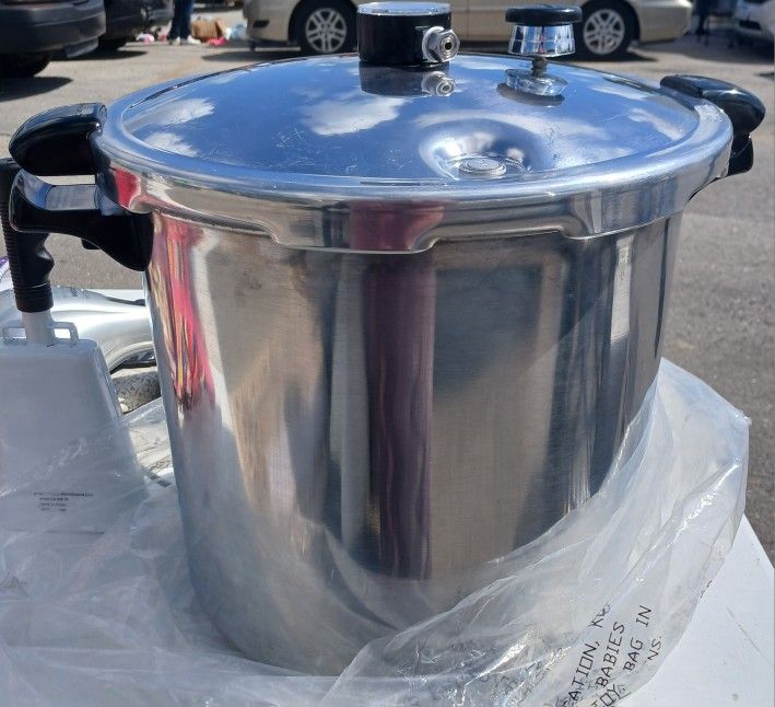 PRESTO PRESSURE COOKER 23QT - BRAND NEW NEVER USED