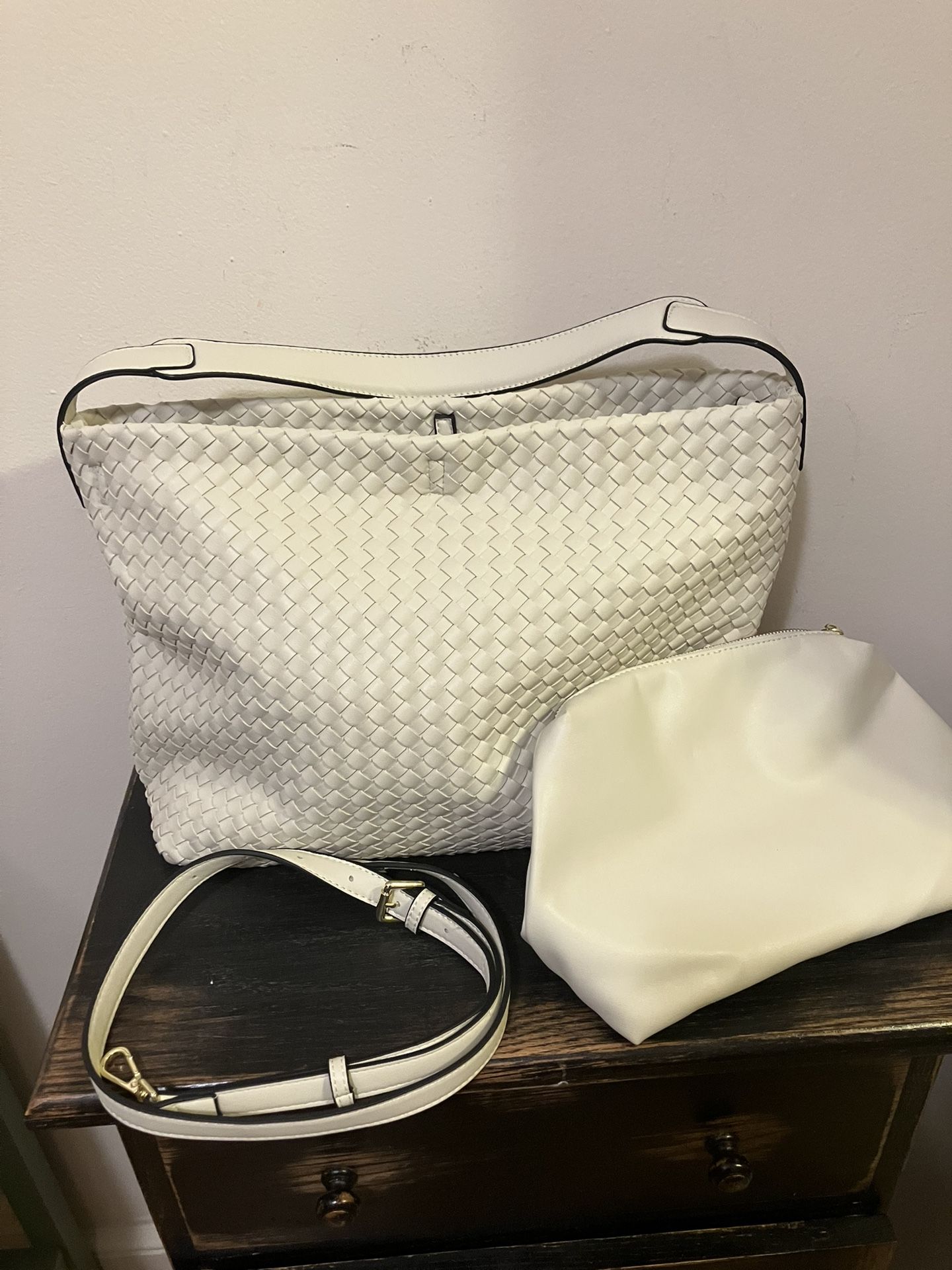 Like New Vegan Leather Woman’s Bag With Adjustable Shoulder Strap 