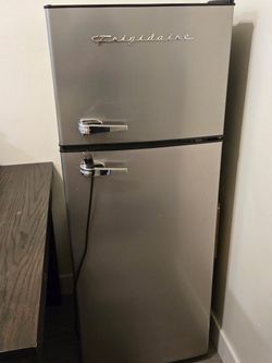 Fridge 7.5 Cubic Ft Frigirade