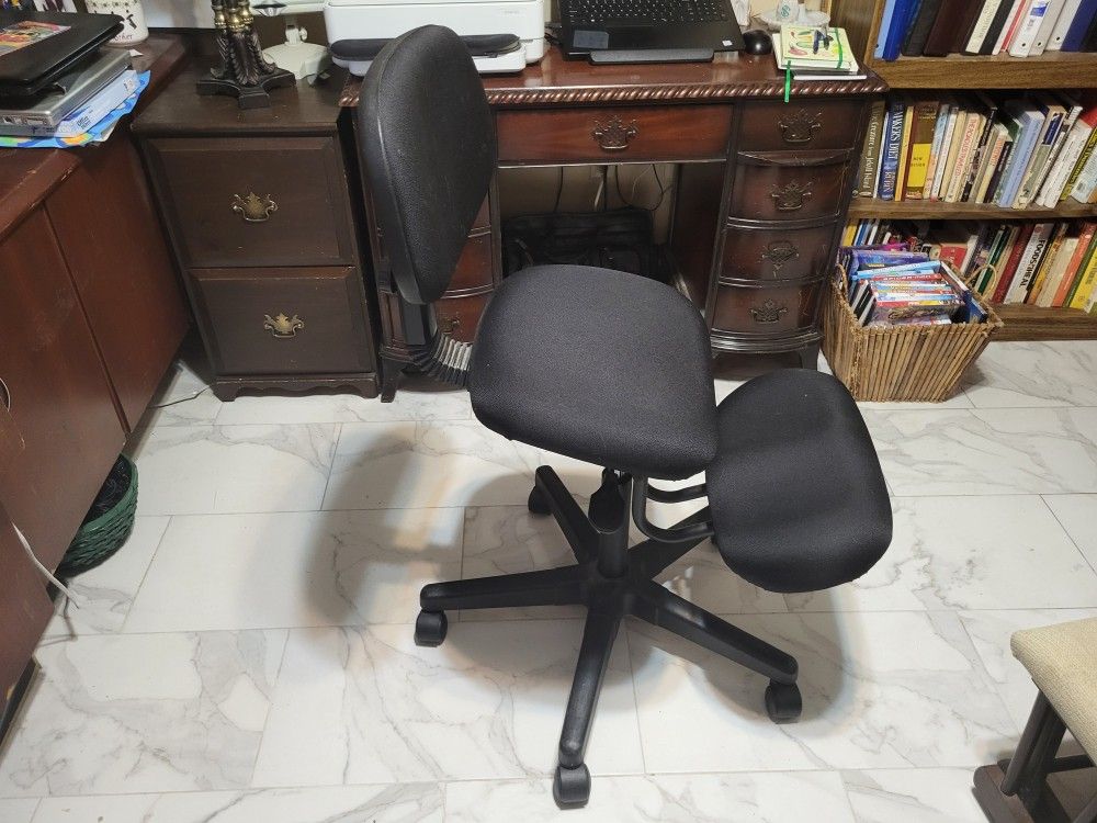 Ergonomic Kneeling Chair With Back