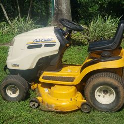 Cub Cadet Riding Lawnmower - LT 1050
