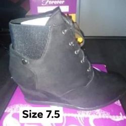 New women’s shoes size 7.5