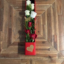 7 Rose Box Arrangement (Arreglo de 7 rosas en caja)