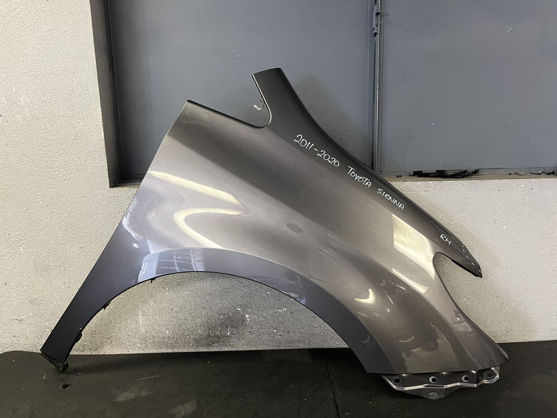 2011-2012-2013-2014-2015-2016-2017-2018-2019-2020 TOYOTA SIENNA RIGHT FENDER OEM USED