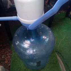 WATER 🌊💦 JUG EASY PRIMO WATER PUMP! NO MORE LIFTING THE HEAVY 5 GALLON JUG STRUGGLING INTO THE COOLER YOU CAN ATTACH THIS PUMP RIGHT TO THE JUG!
