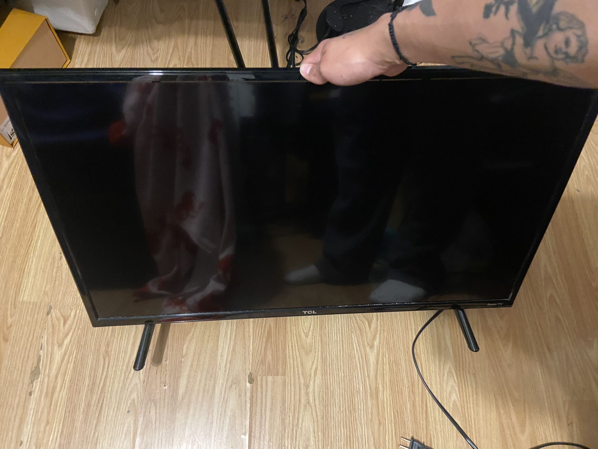 24” TCL ROKU TV