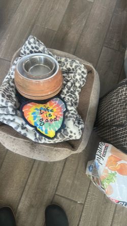 Small dog bed blanket and plates