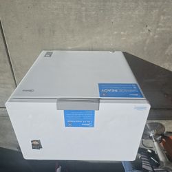 7 CU. FT Chest Freezer  With Manual 