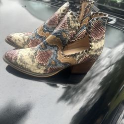 Arider  Girl Boots  Women Size 8.5 . Not Free