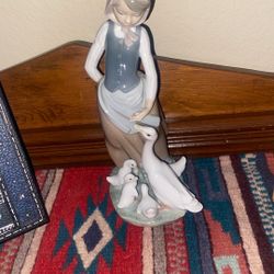 Retired Lladro Figurine Young Girl Feeding Geese 