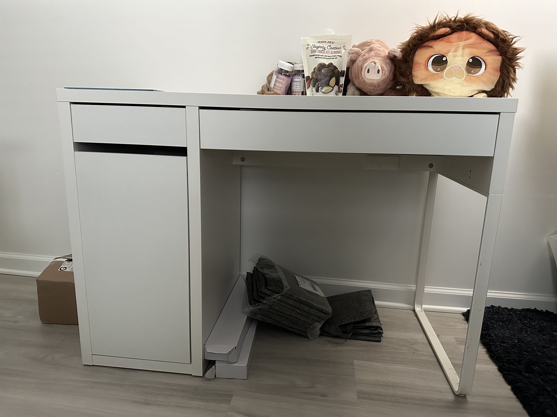 Desk (with free Standing Desk)