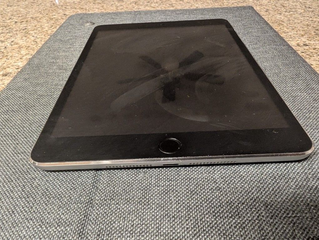 Apple iPad Mini 3 – 64 GB Wi-Fi + Cellular (Unlocked)