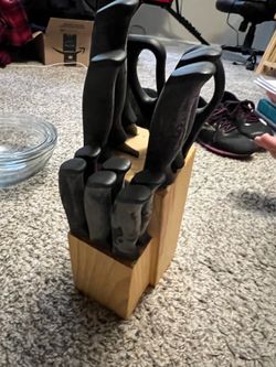 Knife block with full set