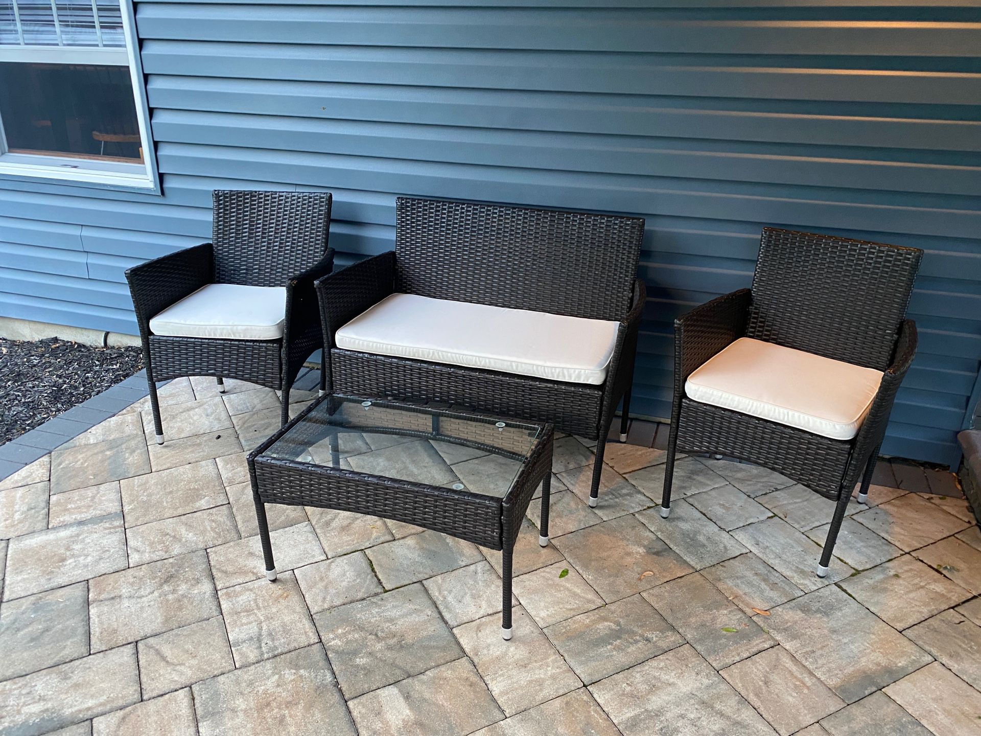 Outdoor wicker patio set, 4 pieces n cushions
