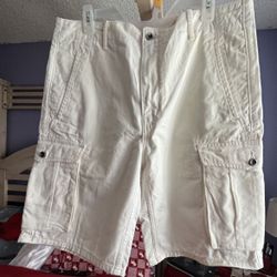 NEW Sz 34 Levy’s White Cargo Shorts Men’s. SALE $30 👏🏻