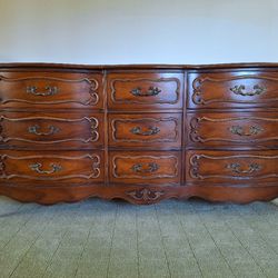 Beautiful Country French provincial style oak dresser