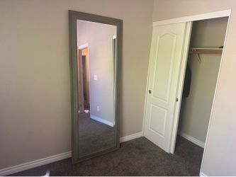 Leaning mirror