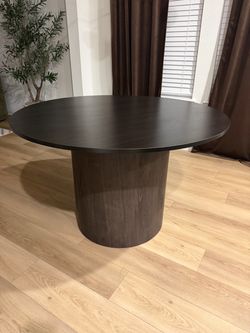 Modern Round Dining Table with 4 Upholstered Barrel Chairs