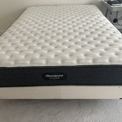 Queen Beautyrest Silver Mattress Set – Model 7101BRSILVER19W   Queen size Beautyrest Silver mattress set for sale in excellent condition. Very comfort