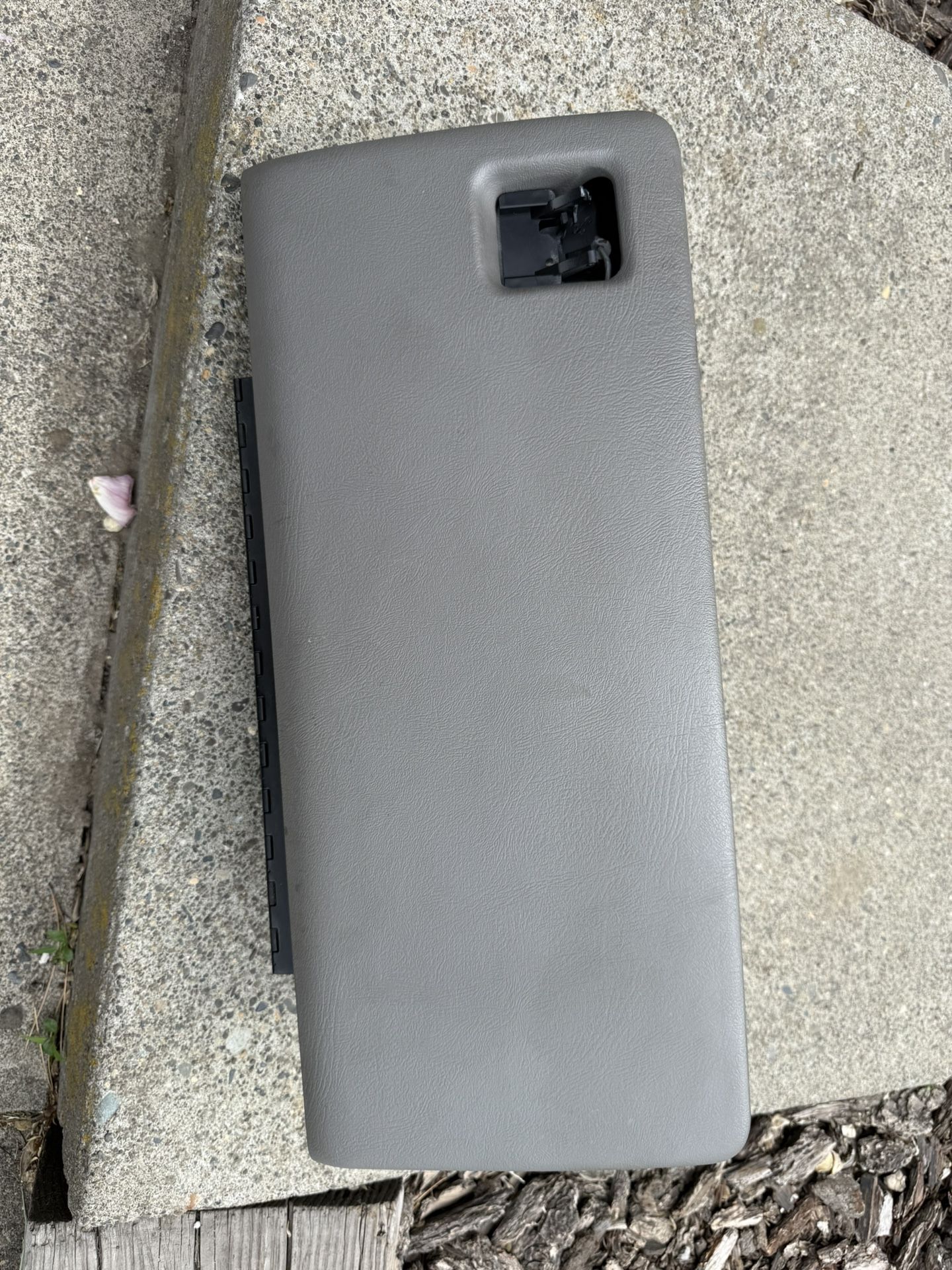 2003 GMC Yukon Denali Glove Box