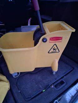 Rubbermaid Commercial Mop Bucket with Wringer
